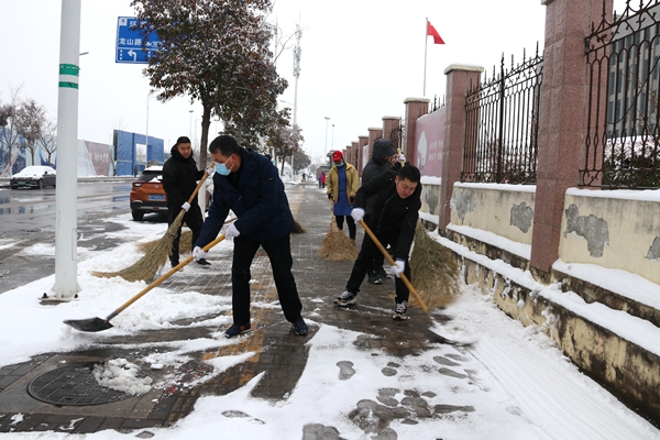 325地质队积极开展扫雪除冰行动
